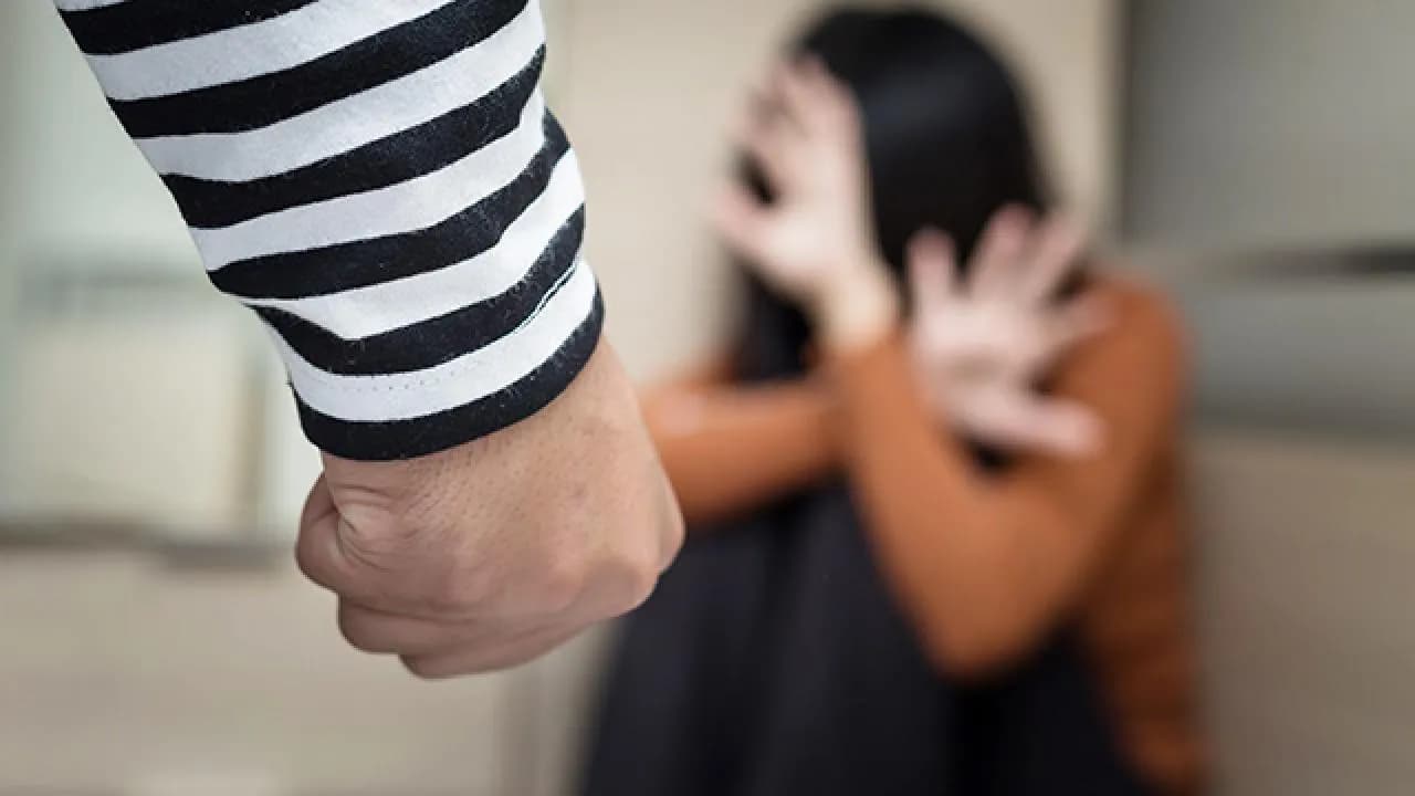 Rüyada Saldırıya Uğramak – Savunmasızlık, Duygusal Tehdit ve Kontrol Kayıpları